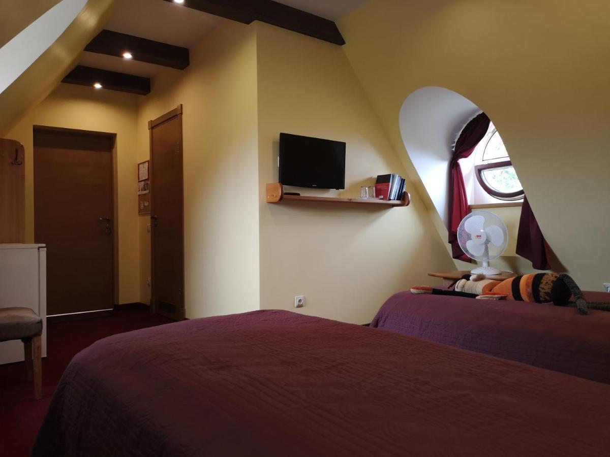 Hotel Senlici Йелгава Екстериор снимка